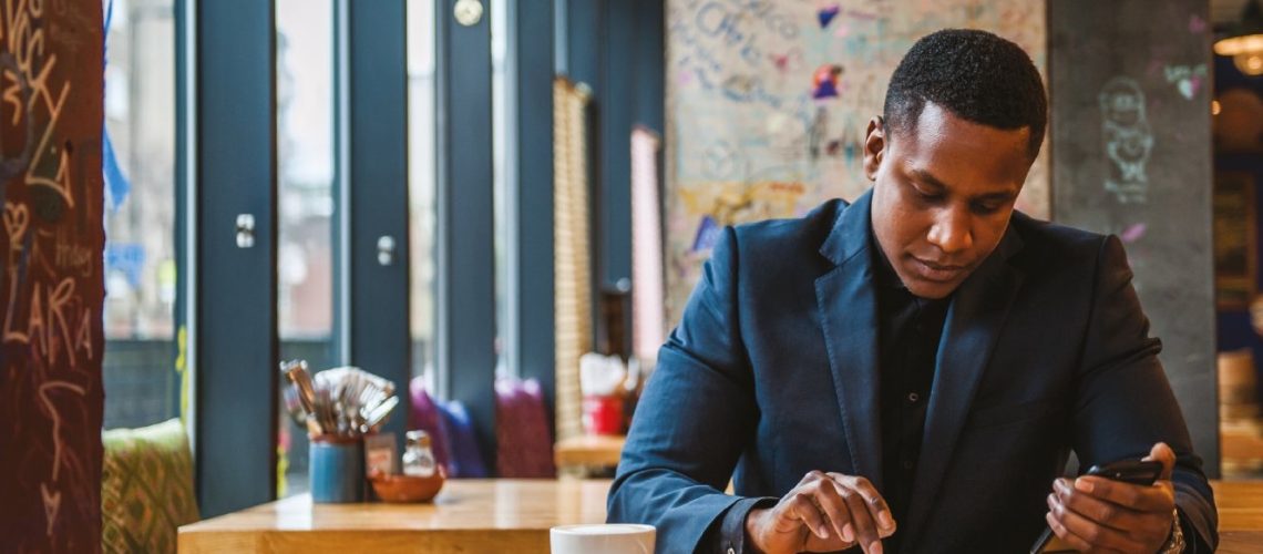 businessman_working_in_coffee_shop