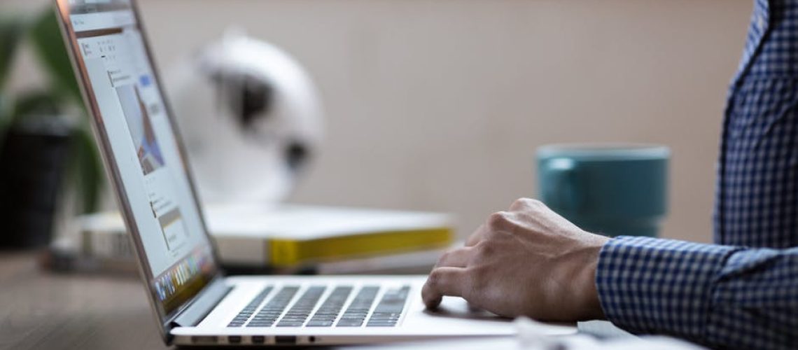 businessman_working_on_laptop