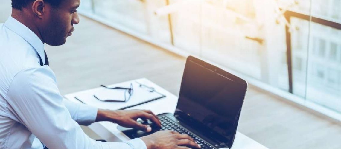 businessman_working_on_laptop