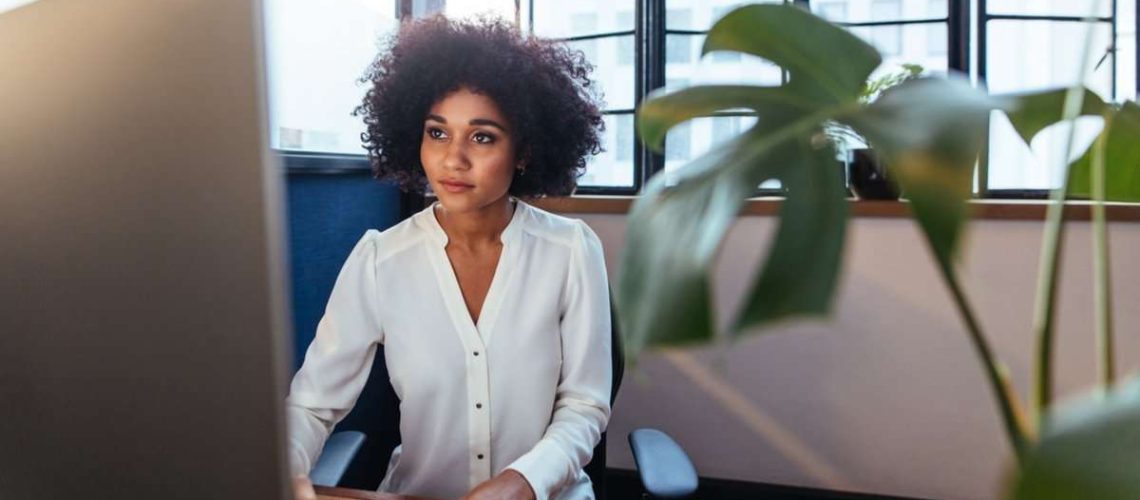 woman_at_work_at_desk